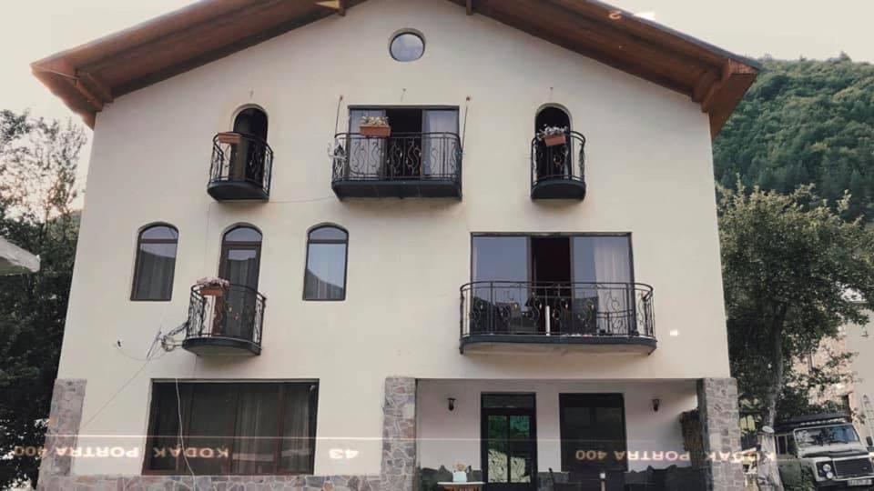 Laghami Guest House Местия Экстерьер фото